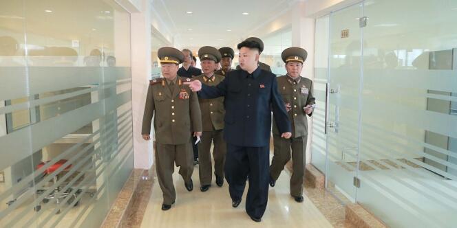Le leader nord-coréen Kim Jong-un à l'académie des sciences de Pyongyang 