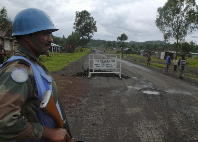 Un casque bleu, à un check-point de l'ONU dans l'est de la RDC, le 1er mai.
