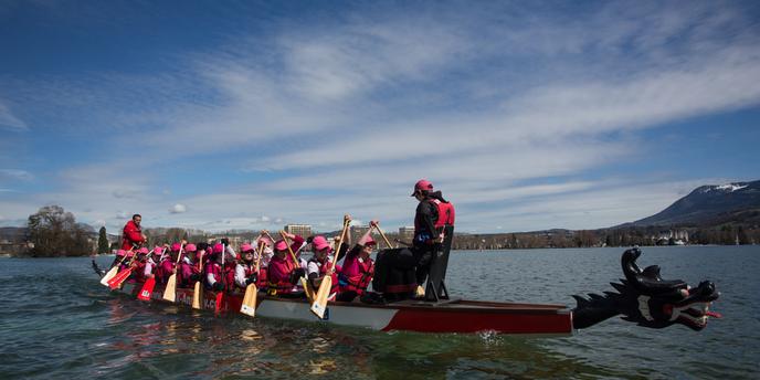 Entraînement sur le lac d'Annecy pour préparer la Vogalonga, course prévue à Venise le 19 mai.