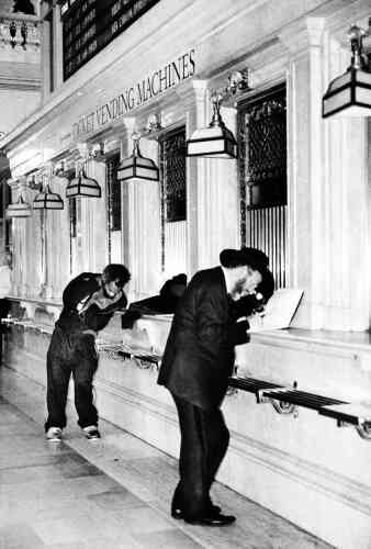 Depuis les travaux de rénovation entrepris  en 1998, Grand Central  a renoué avec le faste  voulu par ses concepteurs. Difficile d'imaginer que, jusqu'au  début des années 1990,  l'endroit était le repère  des toxicomanes et des sans-abri.  Photos : Pari Dukovic pour M le magazine du Monde