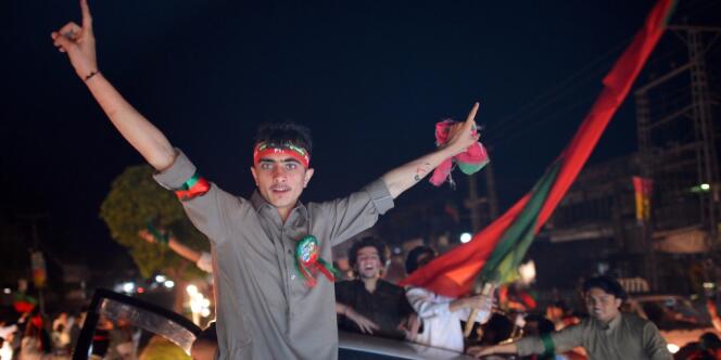 Un partisan d'Imran Khan, à Peshawar, le 11 mai.