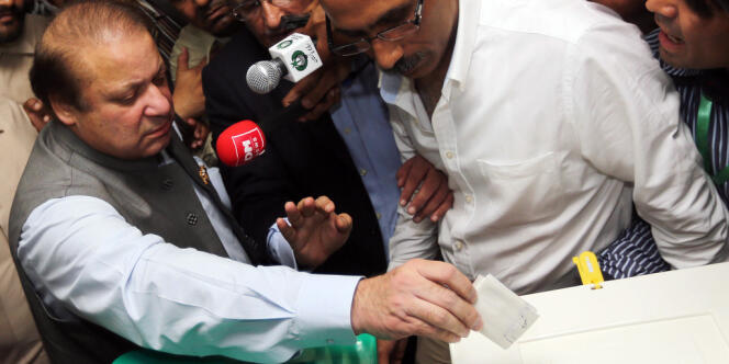 L'ancien premier ministre Nawaz Sharif vote à Lahore le 11 mai.