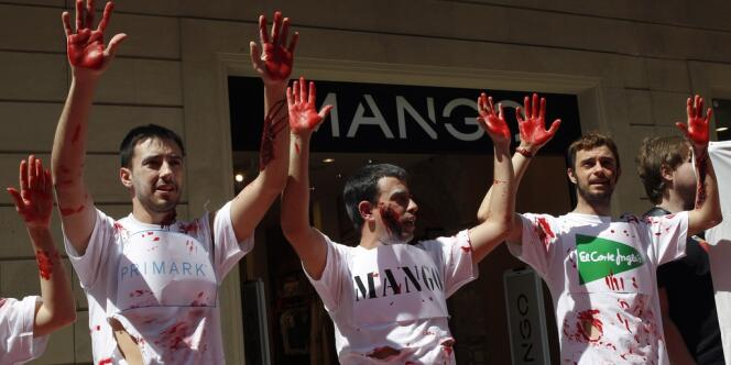 Manifestation, le 7 mai, devant une boutique Mango, à Barcelone. La marque est pointée du doigt pour s'être fournie dans les ateliers de textile de l'immeuble qui s'est effondré au Bangladesh.