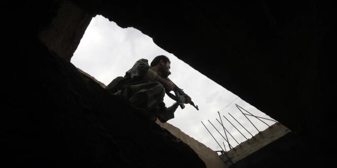 Un soldat de l'armée syrienne inspecte une maison à Qusayr, dans la province de Homs, lundi.