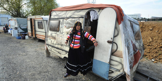 Des familles de Roms, dont les caravanes ont été évacuées sur la décision de la direction d'un centre Leclerc, se sont réinstallées tout près du champ qu'ils occupaient, à Nantes en mars 2011. 