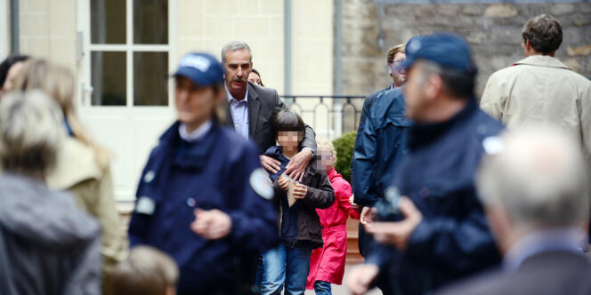 Devant l'école maternelle Saint-Pierre, située rue Cler, dans le VIIIe arrondissement de Paris.