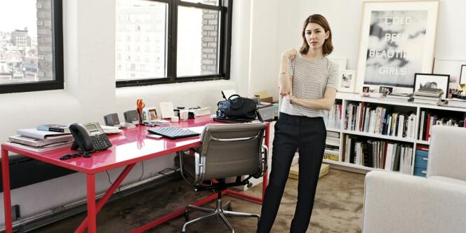 La réalisatrice dans son bureau new-yorkais, devant une œuvre de l'artiste Edward Ruscha utilisée dans le film 
