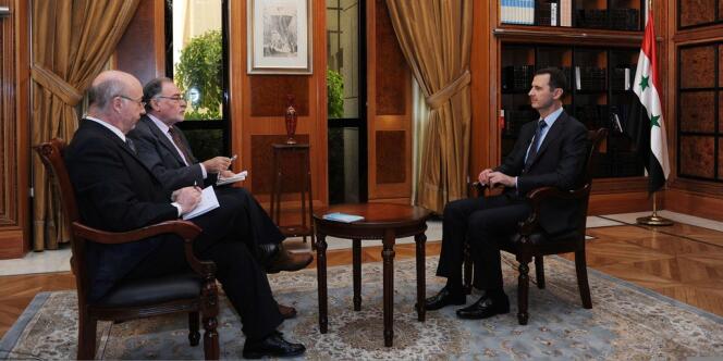 Le président syrien Bachar Al-Assad en entretien avec deux journalistes argentins à Damas.