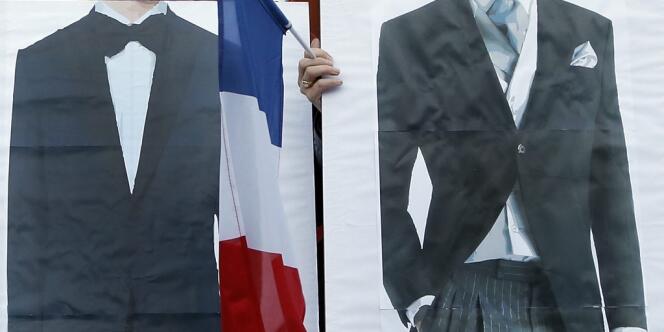 Deux militantes en faveur du mariage homosexuelles posent dans le Marais, à Paris, le 23 avril.