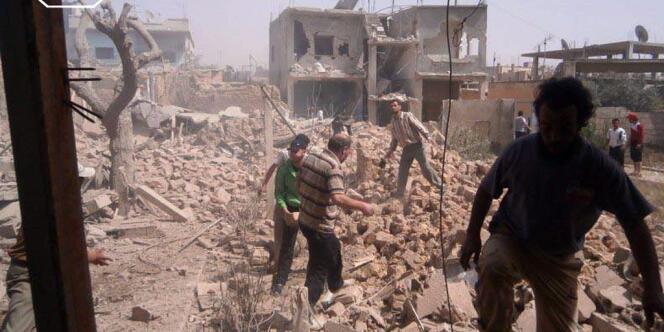 Des Syriens dans les ruines de Qoussair samedi 18 mai (images amateur).