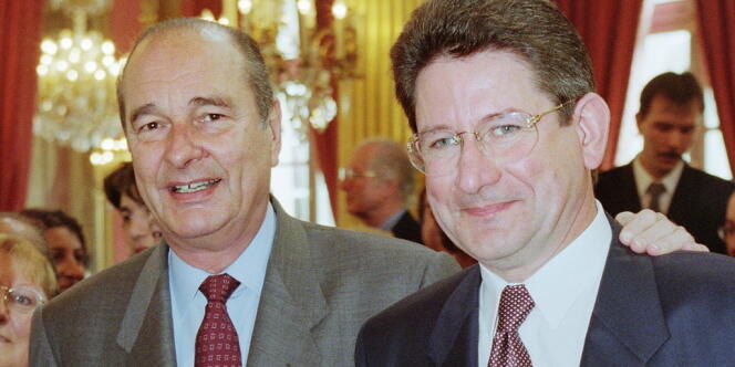L'avocat Michel Gonelle, prédécesseur RPR de Jérôme Cahuzac à la mairie de Villeneuve-sur-Lot, ici aux côtés de Jacques Chirac le 4 mai 1998.