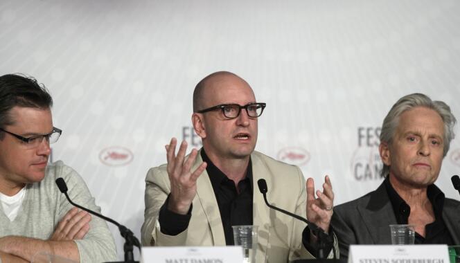 De gauche à droite : Matt Damon, Steven Soderbergh et Michael Douglas lors de la conférence de presse du film, 