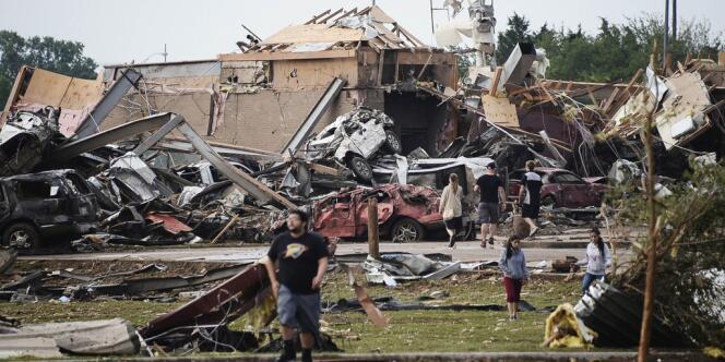 A Moore, Oklahoma, après le passage de la tornade, lundi 20 mai.