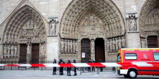 Arrivée du SAMU devant la cathédrale Notre-Dame, où un essayiste, Dominique Venner, s'est suicidé, mardi 21 mai.