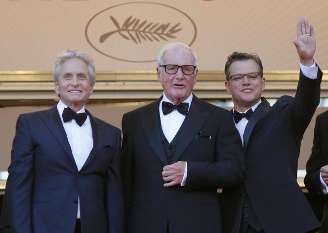 Le producteur Jerry Weintraub entouré par Michael Douglas et Matt Damon sur les marches du Palais des festivals à Cannes, le 21 mai 2013.