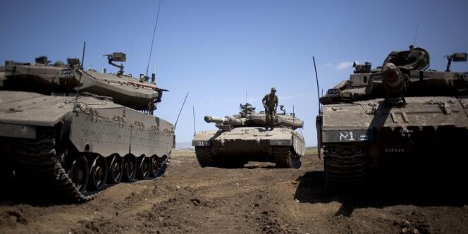 Des chars israéliens sur le plateau du Golan près de la frontière syrienne, le 22 mai.