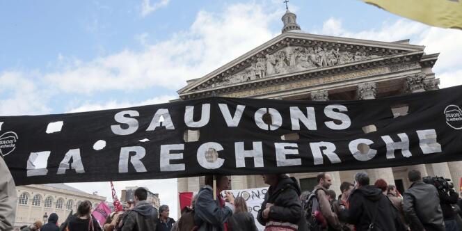 Plusieurs centaines d'enseignants et de chercheurs ont défilé, mercredi 22 mai à Paris, pour réclamer le retrait du projet de loi Fioraso de réforme de l'université, réclamant des 