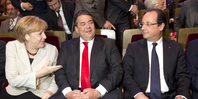 Le président du SPD Sigmar Gabriel, entre Angela Merkel et François Hollande, le 23 mai à Leipzig.