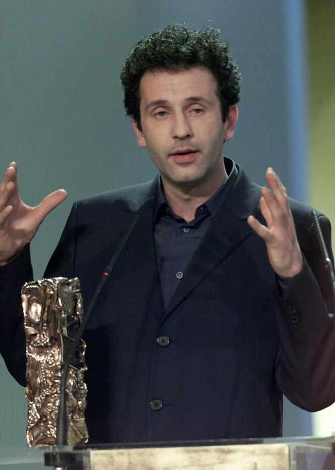 Le réalisateur Emmanuel Finkiel avec son César de la meilleure première oeuvre de fiction pour 