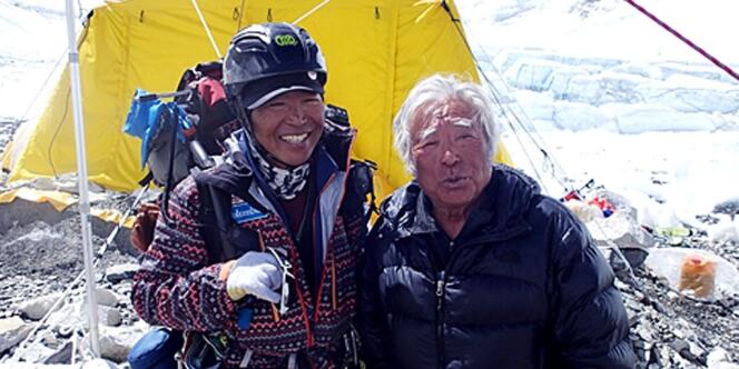 Yuichiro Miura (à droite) avec l'alpiniste Kenji Kondo, le 18 mai au camp situé à 6 500 m d'altitude, sur l'Everest.
