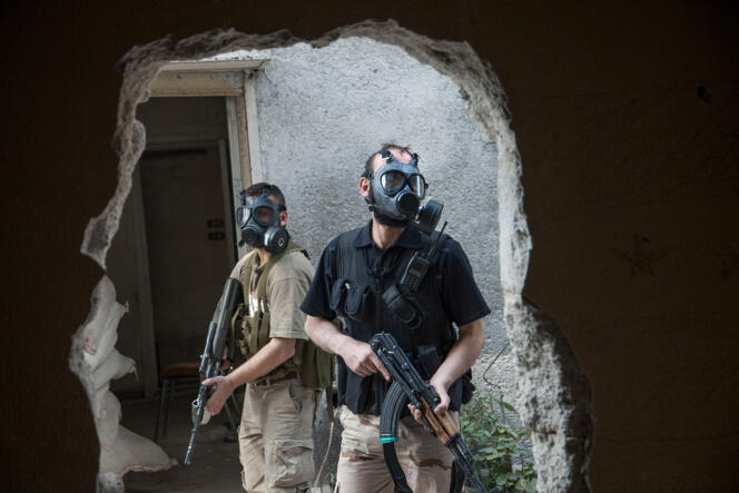 Combattants de l'ASL se protégeant des gaz toxiques des forces gouvernementales syriennes, dans le quartier de Jobar, à Damas, en avril.