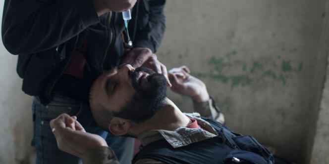Un combattant de l'ASL reçoit des doses d'atropine dans les yeux pour prévenir les effets des gaz toxiques, à Jobar, près de Damas.