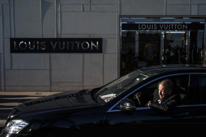 Une voiture officielle devant une boutique Louis Vuitton à Cannes, le 24 mai 2013.