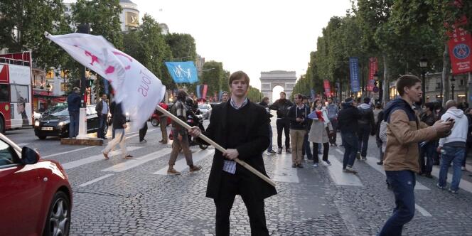 Une cinquantaine de militants contre le mariage homosexuel ont été interpellés samedi 25 mai sur les Champs-Elysées.