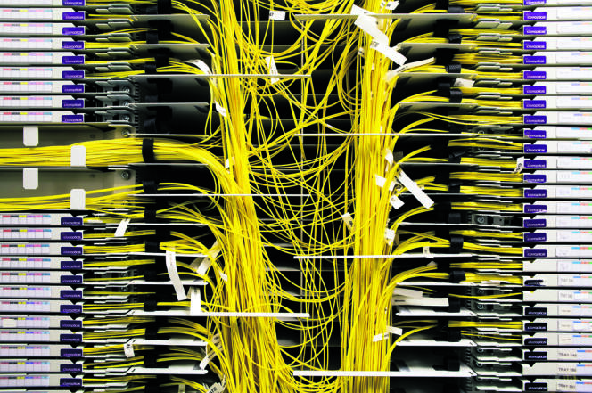 Une salle d'interconnexion des réseaux de fibre optique, dans le 