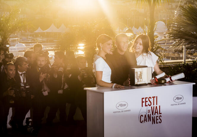 Léa Seydoux, Abdellatif Kechiche et Adèle Exarchopoulos prennent la pose à Cannes après avoir reçu la Palme d'or pour le film 