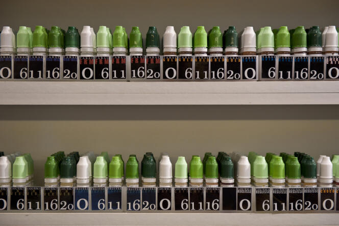 Solutions à base de propylène glycol ou de glycérol, vendus dans un magasin de cigarettes électroniques, à Paris.