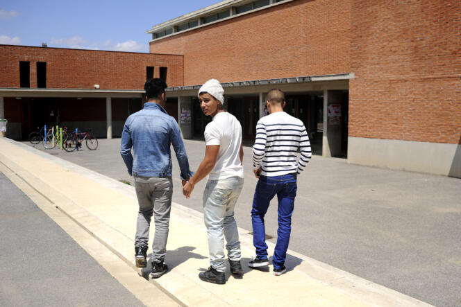 Trois étudiants boursiers inscrits en sociologie à l'université de Perpignan.