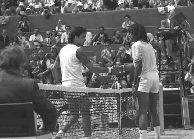 le jeudi 26 mai 1983, Yannick Noah bat le Paraguayen Victor Pecci(46e) en trois sets (6-4, 6-3, 6-3) à Roland-Garros.
