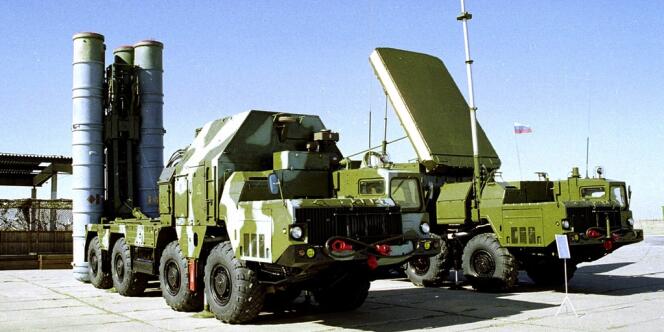 En 2010 Moscou avait signé avec Damas un accord pour la livraison de quatre batteries de missiles S-300, comprenant six rampes de tir et 144 missiles d'une portée de 200 km.
