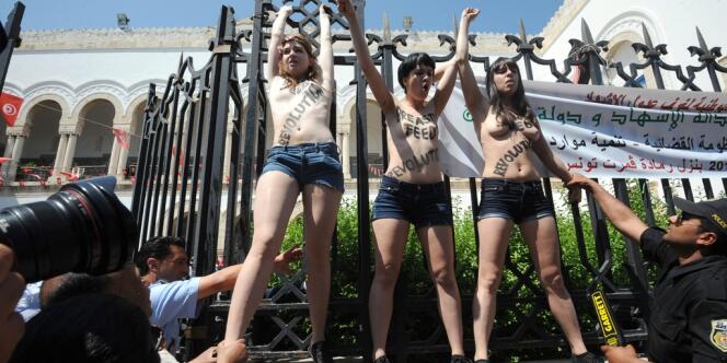 Les Françaises Pauline Hillier, Marguerite Stern et l’Allemande Josephine Markmann, le 29 mai, devant le tribunal de Tunis. Les trois membres du mouvement des Femen étaient venues soutenir leur camarade, Amina Sboui, poursuivie pour « atteinte aux bonnes mœurs»,  «profanation» et «association de malfaiteurs».