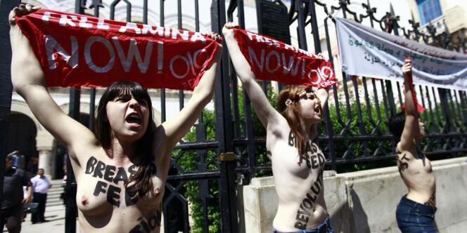 Trois militantes de Femen protestent, le 29 mai 2012, devant le ministère de la justice à Tunis, contre l'arrestation d'Amina Sbouï. 