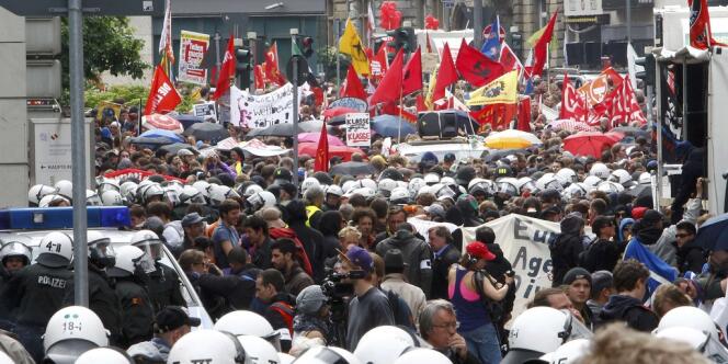 La manifestation contre l'austérité a rassemblé plusieurs milliers de personnes, le 1er juin à Francfort.