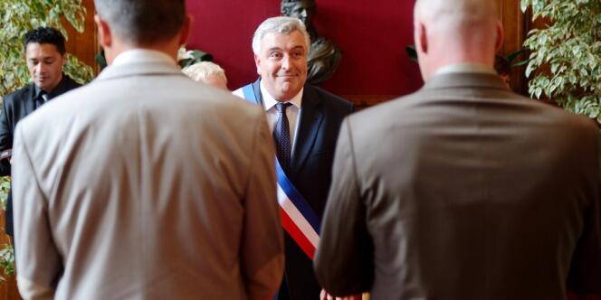 Frédéric Cuvillier, ex-ministre des transports, célébrant en 2013, le premier mariage d'un couple homosexuel dans la région Nord Pas-de-Calais.