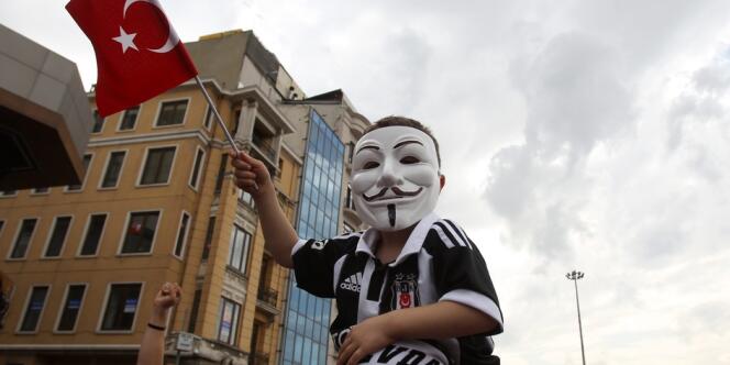 Un père et son fil sur la place Taksim à Istanbul, le 2 juin.