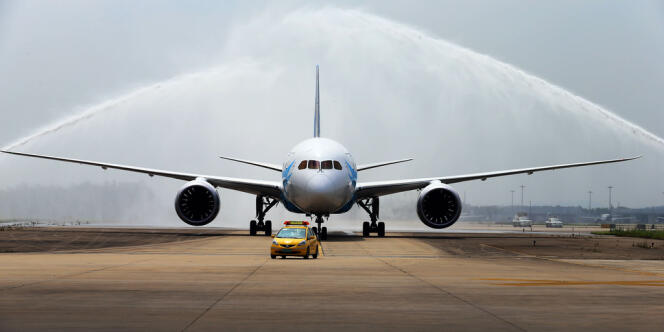 Un Boeing 787 Dreamliner à son arrivée à l'aéroport de Guangzhou, le 2 juin 2013.