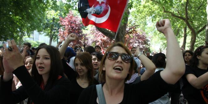 Des lycéens dans le parc Gezi, à Istanbul, le 3 juin.