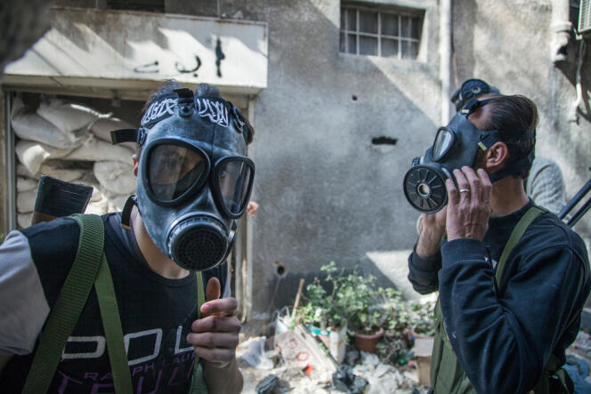Combattants de l'ASL se protégeant des gaz toxiques des forces gouvernementales syriennes, dans la quartier de Jobar, à Damas, en avril 2013.