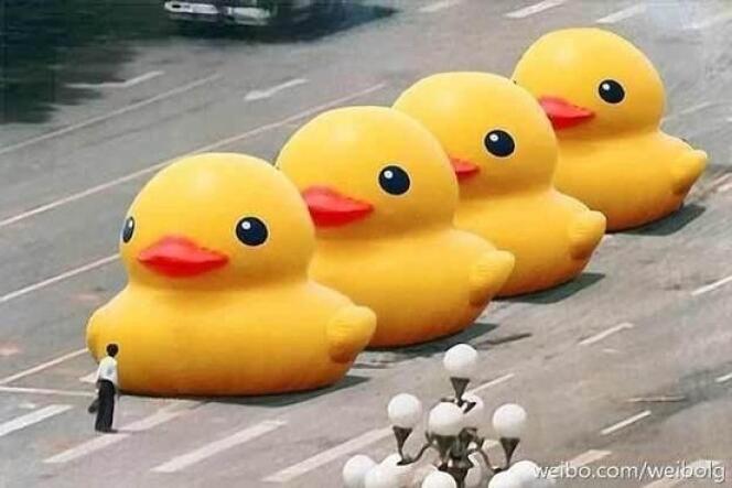 Sur un cliché mis en ligne sur Weibo, les tanks ont pris la forme de canards jaunes, en référence à l'installation désormais célèbre d'un artiste dans la rade de Hongkong. 