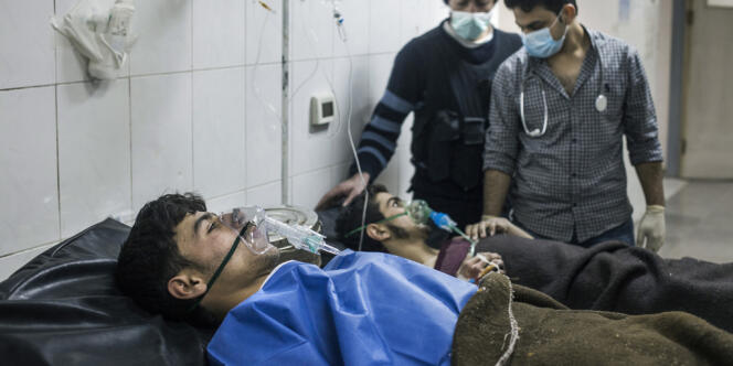 Des combattants rebelles sont soignés après avoir inhalé des gaz chimiques sur le front de Damas, le 14 avril.