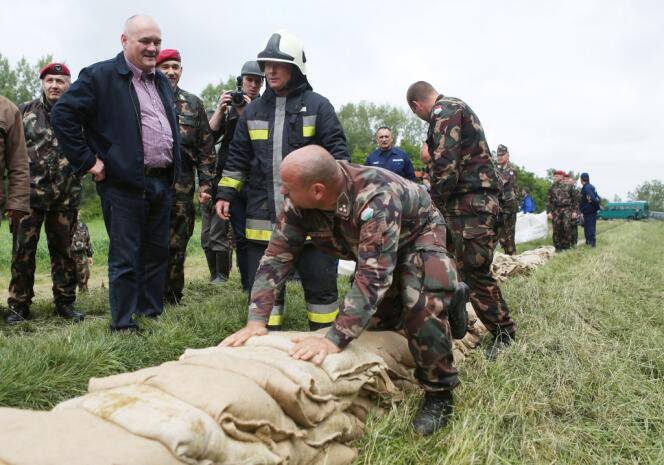 A Mecser, en Hongrie, le 5 juin, le ministre de la défense Csaba Hende inspecte les opérations de prévention des inondations.