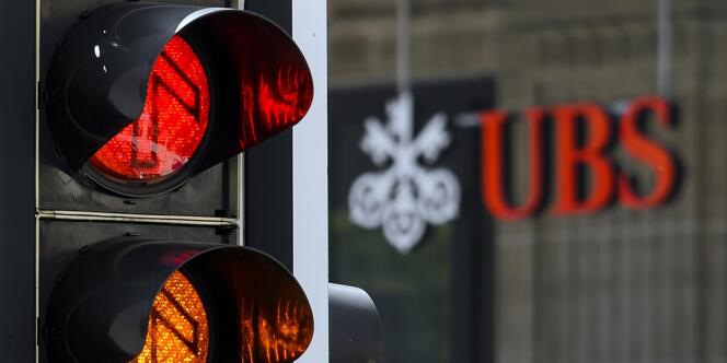 Selon une circulaire interne de l'UBS du 25 novembre 2013, les retraits d'espèces supérieurs à 3 000 euros sont interdits, ainsi que les dépôts de plus de 3 000 euros, tant que les clients n'ont pas fait la preuve que leur compte suisse est intégralement déclaré.