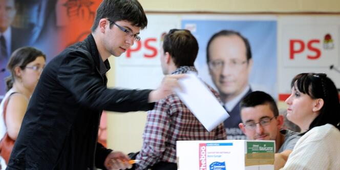 Un militant socialiste vote à Lille lors du scrutin interne du Parti socialiste sur l'Europe, le 6 juin.