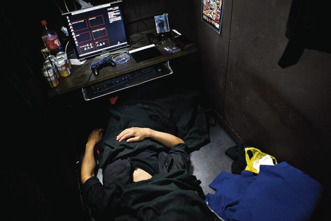 Voilà plus d'un an que Fumiya, 26 ans, passe ses nuits dans un box de 1,80 m sur 1,20 m. 