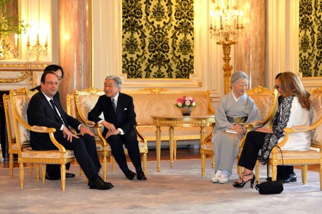 Francois Hollande et l'empereur du Japon Akihito, le 8 juin à Tokyo.