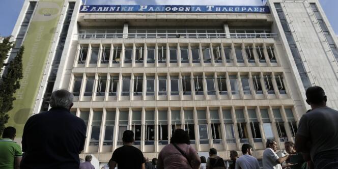 Le gouvernement grec a coupé les antennes de l'audiovisuel public, mardi 11 juin, suscitant un tollé en Grèce et en Europe. Des centaines de Grecs se sont rassemblés devant les bâtiments de la télévision publique après l'annonce brutale de la fin de diffusion des programmes.